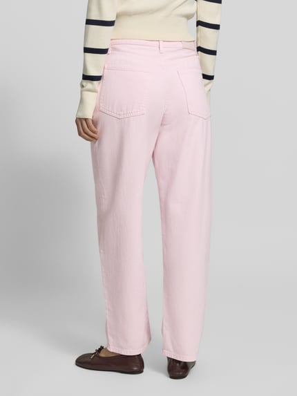 Frauenmodel trägt Barrel Fit Jeans aus reiner Baumwolle von Tommy Hilfiger, Optik: Unifarben, Passform: Barrel Fit, Denim, Label-Patch, 5-Pocket-Design, sanft rosafarbene Textur, Ganzkörperansicht Rückansicht.