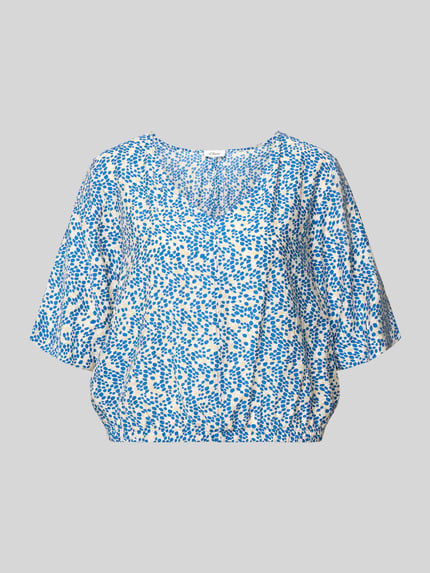 Productfoto, Relaxed Fit Blusentop aus Viskose-Mix van s.Oliver RED LABEL, blauw-wit bloemmotief, korte mouw, satijnen textuur, zonder kraag, met plooidetail.