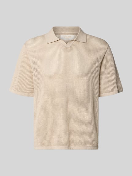 Produktfoto, Regular Fit Strick-Poloshirt Modell 'CASSIS' von Jack & Jones in Beige, reine Baumwolle, feine Struktur, V-Ausschnitt, frontal.