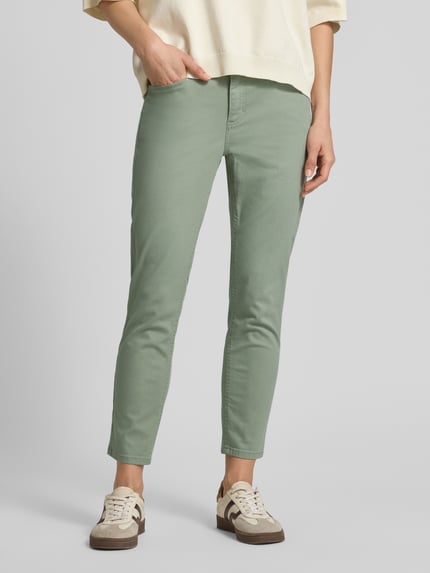 Vrouwenmodel draagt Cropped Hose met elastischem Bund Modell 'ORNELLA' van Angels in groen, katoenmix met stretch, cropped, steekzakken, elastische tailleband, voorkant volledige lichaamsweergave.