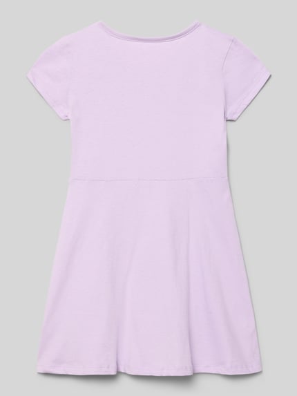Dziewczynka nosi sukienkę Regular Fit Kleid mit Logo-Print od GAP z bawełny, krój regular fit, krótki rękaw, okrągły dekolt, długość tyłu 61 cm w rozmiarze 116, rozmiary dziecięce, widok całej sylwetki z tyłu.