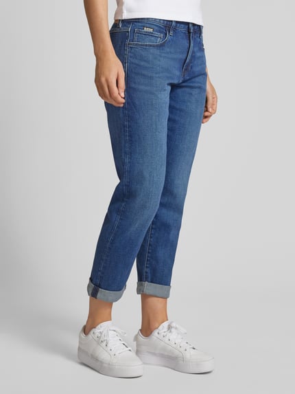 Frauenmodel trägt Boyfriend Jeans im Used-Look Modell 'Kate Boyfriend' von G-Star aus Baumwoll-Elasthan-Mix mit Eingrifftaschen, Ganzkörperansicht von vorne.