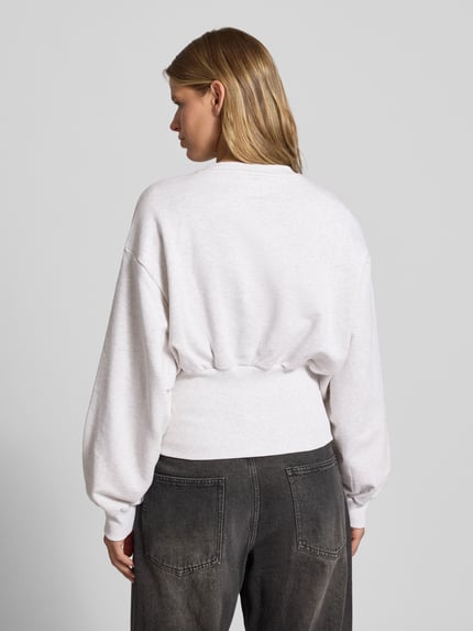 Vrouwenmodel draagt Sweatshirt met Label-Print en Rundhalsausschnitt van GUESS Jeans, pure katoen, slim fit, lichtgrijs, Ganzkörperansicht Rückansicht