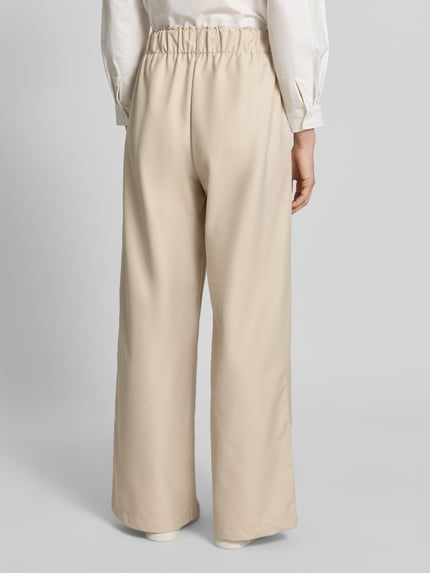 Frauenmodel trägt Wide Leg Hose aus Viskose-Mix Modell 'TOSCA' von VILLA SOPHIE, Optik: Unifarben, Elastisch, Seitentaschen, Ganzkörperansicht Rückansicht.