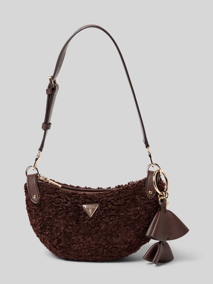 Productfoto, Handtasche aus Teddyfell Modell 'KATIE' van GUESS, bruin teddy materiaal, goudkleurige details, schouderriem, label-applicatie, hoofdvak met rits, afmetingen 27x16x8 cm, schouderriem 64 cm.