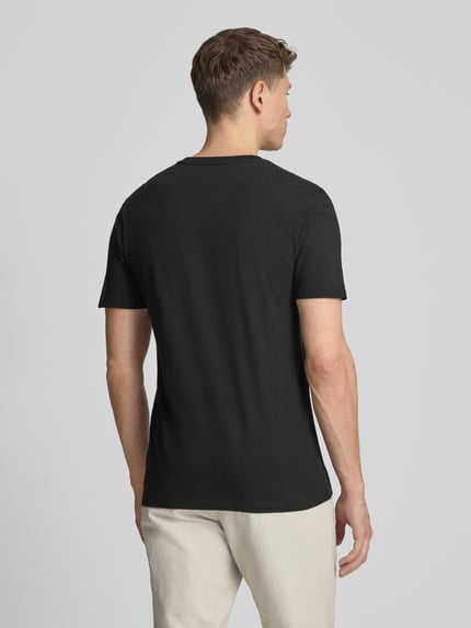 Männermodel trägt T-Shirt mit Logo und Rundhalsausschnitt von GAP in Schwarz, Reine Baumwolle, Regular-Fit, Rückenlänge 69 cm, Ganzkörperansicht Rückansicht.