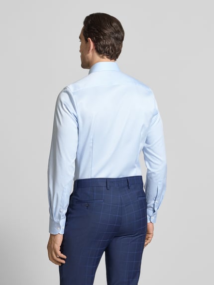 Männermodel trägt Slim Fit Business-Hemd in unifarbenem Design mit Kentkragen von OLYMP Level Five, Reine Baumwolle, Rückenansicht.