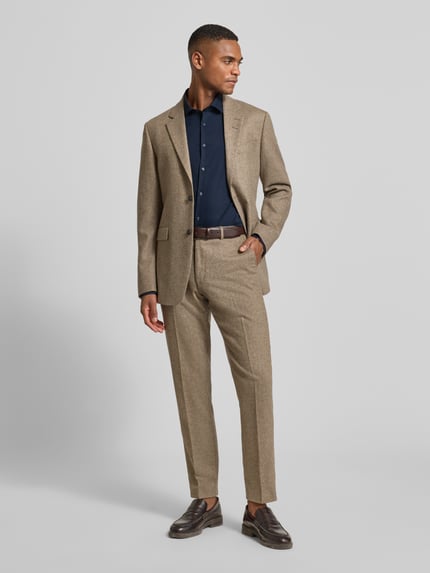 Männermodel trägt Super Slim Fit Business-Hemd mit Kentkragen von Jake*s, dunkelblau, glatte Textur, Ganzkörperansicht von vorne. Material-Mix mit Stretch-Anteil, Knopfleiste, Rückenlänge 78 cm, Schulterbreite 43 cm, Ärmellänge 64 cm.