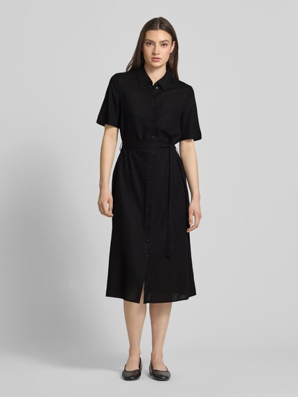 Frauenmodel trägt figurumspielendes Freizeitkleid aus Viskose-Leinen-Mix Modell 'PIA' von Pieces in Schwarz, Midi-Länge, unifarben, Flammgarn, V-Ausschnitt, Knopfleiste, Brusttasche, kurzarm, Ganzkörperansicht von vorne.
