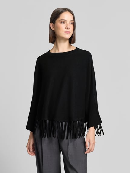 Frauenmodel trägt Relaxed Fit Pullover aus Woll-Mix mit Kaschmir-Anteil von HERZENS, Schwarz, Strick-Optik, Fransensaum, Ganzkörperansicht von vorne.