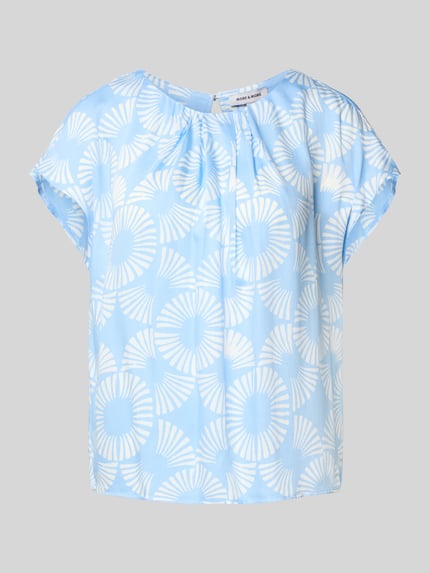 Produktfoto, Blusenshirt aus Viskose mit Rundhalsausschnitt von More & More im Allover-Look in Hellblau und Weiß, Regular-Fit, reine Viskose, Rückenlänge 55 cm bei Größe 36.