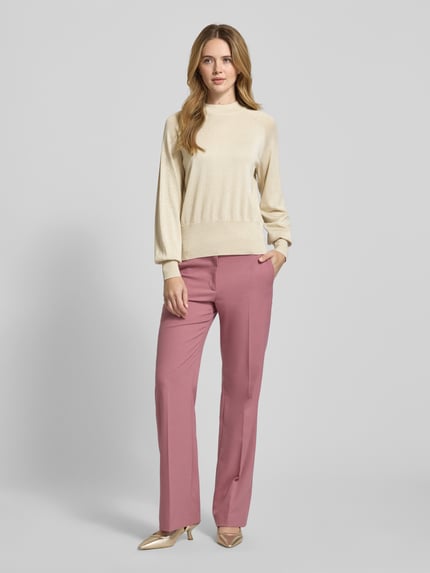 Frauenmodel trägt Strickpullover aus Viskose-Mix Modell 'MOBBE' von B.Young, Regular-Fit, Stehkragen, helle Farben, Ganzkörperansicht von vorne.