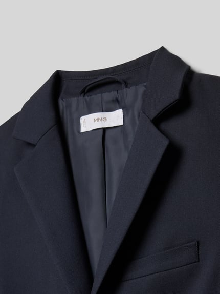 Produktfoto, dunkelblauer Regular Fit Blazer mit Viskose-Anteil Modell 'Rai' von Mango, Reverskragen, Brusttasche, fein strukturierte Oberfläche