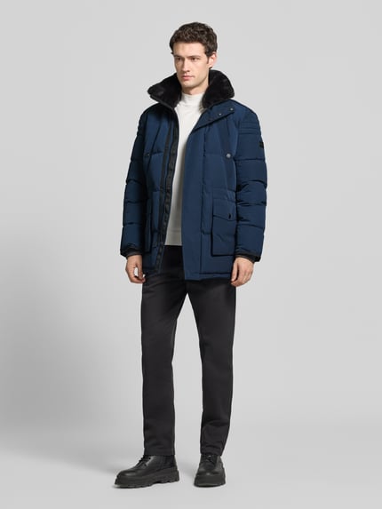 Männermodel trägt Parka mit Kapuze von NAUTGÅRD 'J-LHOTSE 226', unikleurig, lange mouwen, labeldetail, zakken, lange pasvorm, elastische manchetten, vooraanzicht van het volledige lichaam