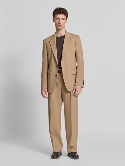 Mannenmodel draagt Loose Fit Anzughose met Baumwoll-Anteil model 'JAROD2' van Strellson in effen kleuren, twill, met labelpatch, riemlussen, knoop- en ritssluiting, steekzakken en achterzakken, materiaalmix met katoen, look: effen, ganzlichaamsaanzicht van voren.