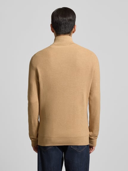 Męski model nosi Sweter z dzianiny z wyhaftowanym logo od Polo Ralph Lauren, bawełna, krój regular fit, prążkowane wykończenia, stójka, długość tyłu 70 cm, długość rękawów 68 cm; widok całej sylwetki z tyłu.