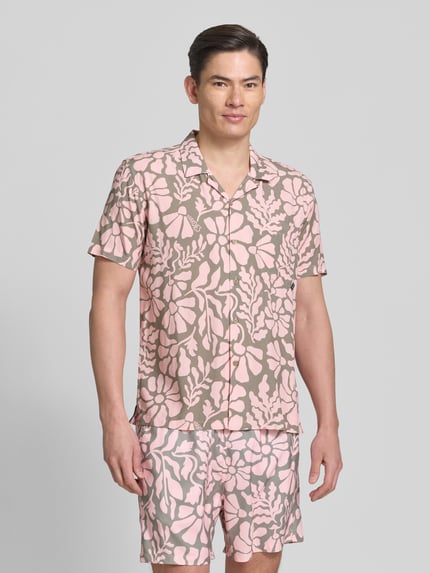 Männermodel trägt Freizeithemd im Allover-Look Modell 'Melo' von BOARDIES in Rosa und Beige, LENZING™ ECOVERO™, Nahaufnahme Oberkörper.