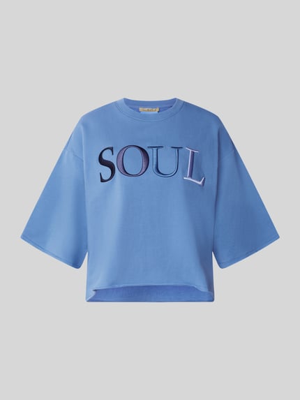 Produktfoto, Cropped Boxy Fit Sweatshirt mit Label-Stitching von Smith and Soul, Damen Sweatshirt in hellem Blau, Baumwoll-Elasthan-Mix, lockere Form, Rundhalsausschnitt, Halbarm, glatte strukturierte Oberfläche