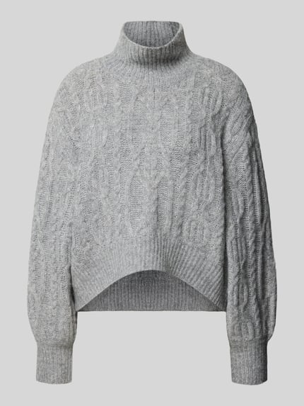 Produktfoto, grauer Strickpullover mit Zopfmuster, asymmetrischem, geripptem Saum und Rollkragen, Pullover mit asymmetrischem Saum Modell 'ONLHILDE' von ONLY, Strickoptik, cropped, langarm mit überschnittenen Ärmeln