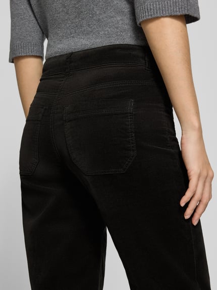 Frauenmodel trägt Wide Leg Hose mit aufgesetzten Taschen von Christian Berg Woman, Aksamit, mieszanka bawełny i elastanu, nakładane kieszenie, Szerokość w rozmiarze 36/32: 38 cm, Długość wewnętrzna nogawki 79 cm, czarny kolor, tekstura miękka, detailaufnahme,