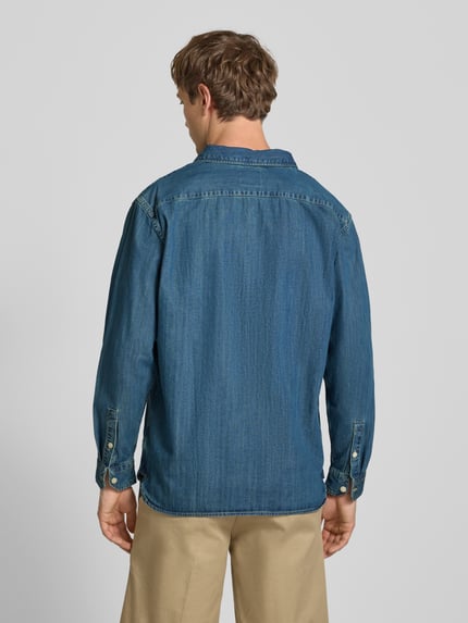 Mężczyznamodel nosi koszulę jeansową relaxed fit z bawełny model 'JACKSON WORKER' od Levi's®, niebieska, widok całej sylwetki z tyłu.
