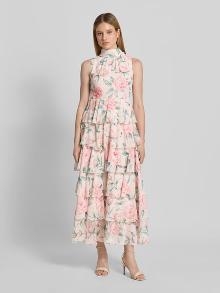 Kobiece model prezentuje tailliertes Freizeitkleid mit Volants Modell 'FELICIA' od Vero Moda, wzór kwiatowy, kolor wielobarwny, długość midi, tkanina szyfonowa, widok całej sylwetki z przodu.