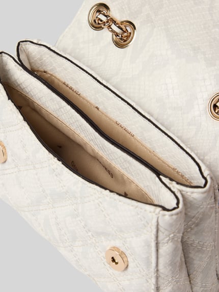 Produktfoto, cremefarbene Handtasche mit Label-Applikation Modell 'GIULLY II' von Guess, Hauptfach mit Überschlag, Steppnähte, goldene Verschlüsse, feine Schlangenlederstruktur, kontrastierendes Innenfutter, Breite 17 cm, Länge 12 cm, Tiefe 6 cm, Länge Schulterriemen 124 cm.