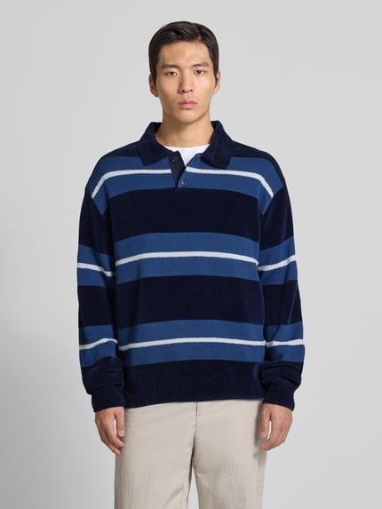 Męski model nosi Regular Fit Sweter z bawełnianej mieszanki Model 'AMBURGH' od BOSS Orange, efekt: imitacja dzianiny, wzór w paski, wielokolorowy, kołnierzyk polo, wyhaftowane logo, długie rękawy, prążkowane wykończenia, mieszanka bawełny, widok całej sylwetki z przodu.