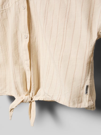 Produktfoto, Regular Fit Hemdbluse mit Zierknoten von Garcia aus Reiner Baumwolle, Kurzärmelig, Hemdblusenkragen, durchgehende Knopfleiste, beige mit feinen Streifen, weiche Textur, Detailaufnahme