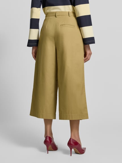 Vrouwenmodel draagt Stoffhose in verkürzter Passform van JAKE*S STUDIO WOMAN, lichtbruine katoen, los model, achteraanzicht volledige lichaamsfoto.