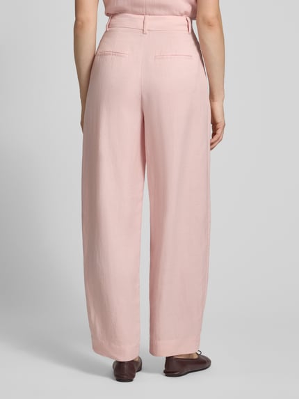 Frauenmodel trägt High Waist Stoffhose aus Viskose-Mix Modell 'Franciska' von MSCH Copenhagen in zartem Rosa mit Leinen-Viskose-Anteil, Barrel Fit und Gesäßtaschen, Damen Stoffhose, Leinen-Viskose-Mix, Bundweite 36 cm, Innenbeinlänge 79 cm, Ganzkörperansicht Rückansicht.