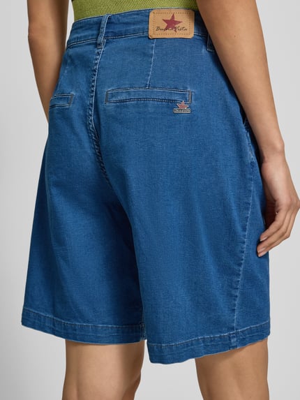 Frauenmodel trägt Chino-Shorts mit Gesäßleistentaschen von Buena Vista aus Baumwoll-Mix mit Stretch-Anteil, Wide-Fit, Nahaufnahme Rückansicht.