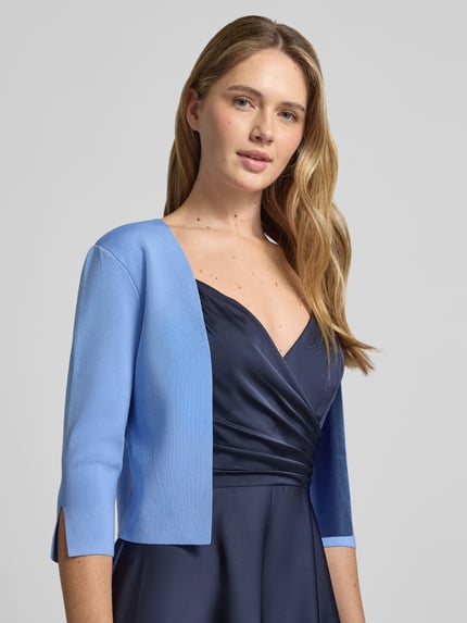 Frauenmodel trägt Bolero mit 3/4-Arm von Vera Mont in Hellblau, Viskose-Mix mit Stretch, offene Vorderseite, Nahaufnahme Oberkörper.