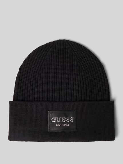 Produktfoto, schwarze Mütze aus Viskose-Mix in Strick-Optik von GUESS mit Logo-Patch und Strasssteinbesatz auf grauem Hintergrund