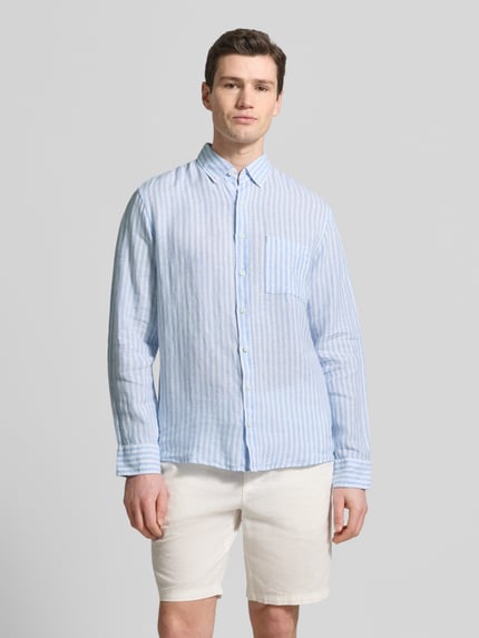 Männermodel trägt Modern Fit Freizeithemd aus reinen Leinen Modell 'Daniel' von Brax, hellblau-weiß gestreift, Button-Down-Kragen, Ganzkörperansicht von vorne.
