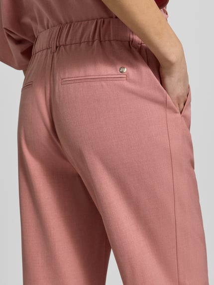 Frauenmodel trägt Hose aus Viskose-Mix Modell 'Bai Roy' von MOS MOSH in Rosa, glatte Struktur, mit Gesäßtaschen, Detailaufnahme Rückansicht. Damenhose mit Stretchanteil, Slim Fit, elastischer Bund, gemäß Größenangaben.