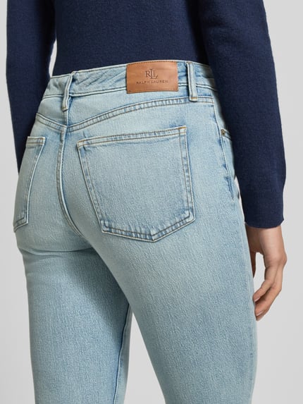 Vrouwenmodel draagt Jeans met 5-Pocket-Design van Lauren Ralph Lauren, lichtblauw, rechte snit, katoen-elastaan mix, detailopname rug.