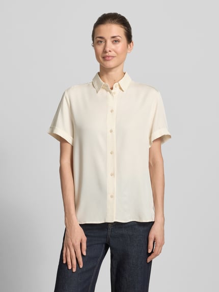 Frauenmodel trägt Regular Fit Hemdbluse mit 1/2-Arm von Jake*s Casual aus Viskose-Mix, Kentkragen, Knopfleiste, Rückenlänge 62 cm, Ärmellänge 21 cm, helle Farbe, glatte Textur, Ganzkörperansicht von vorne.