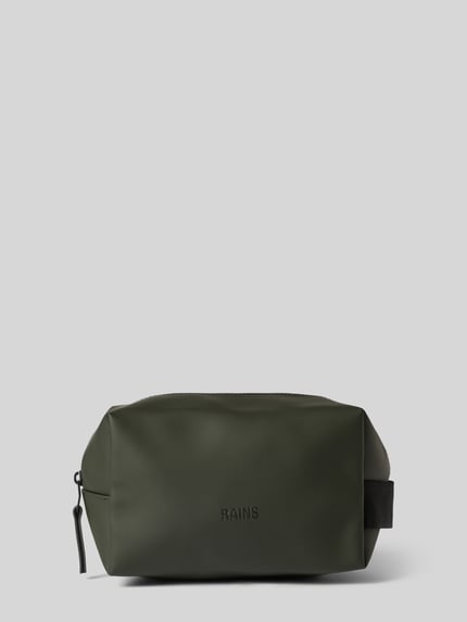 Produktfoto, Wash Bag mit Logo-Detail von Rains in Olivgrün, rechteckige Form, glatte Oberfläche, Reißverschluss und Trageriemen, Hauptfach mit Steckfach innen, Maße 20x14x11 cm, Schulterriemen 14 cm, neutraler Hintergrund.
