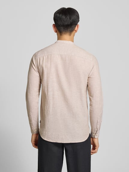 Männermodel trägt Slim Fit Freizeithemd aus Baumwoll-Leinen-Mix Modell 'CAIDEN' von Only & Sons, Optik: Unifarben, Rückenpasse, Ganzkörperansicht Rückansicht.