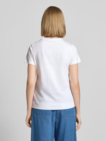 Frauenmodel trägt T-Shirt mit Rundhalsausschnitt und Motiv-Stitching von JOOP!, Reine Baumwolle, Gerader-Schnitt, Ganzkörperansicht Rückansicht.