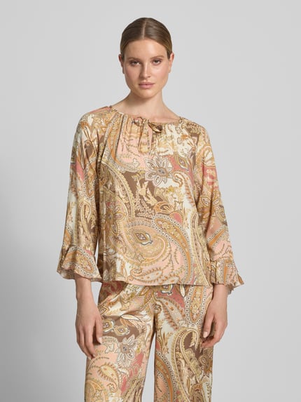 Frauenmodel trägt Regular Fit Bluse aus Viskose mit Paisley-Muster von monari, Allover-Look, Rundhalsausschnitt, Schnürung, Ganzkörperansicht von vorne.