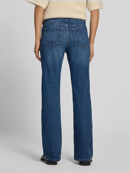Frauenmodel trägt Bootcut Jeans mit 5-Pocket-Design von Christian Berg Woman, blau, Baumwoll-Viskose-Mix, Ganzkörperansicht Rückansicht.