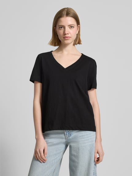 Vrouwenmodel draagt Relaxed Fit T-Shirt uit zuivere katoen van s.Oliver RED LABEL, melange look, V-hals, korte mouwen, jersey, zwart, voorkant hele lichaam