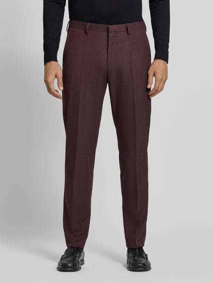 Männermodel trägt Regular Fit Sakko mit Viskose-Anteil von ROY ROBSON in Burgunder, strukturierter Stoff, Ganzkörperansicht von vorne. Elastischer Material-Mix, 2-Knopfleiste, Reverskragen, Pattentaschen, Bundweite 45 cm, Rückenlänge 75 cm, Schulterbreite 39 cm, Ärmellänge 65 cm, Innenbeinlänge 58 cm.
