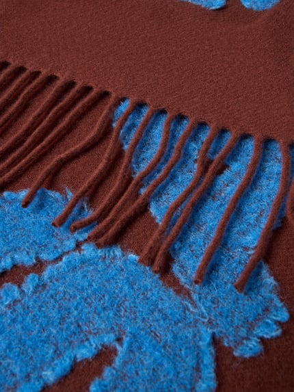 Produktfoto, Wollschal aus reiner Wolle von Samsøe Samsøe in Braun mit blauen Elementen, Fransenabschluss, Strick-Optik, Detailansicht