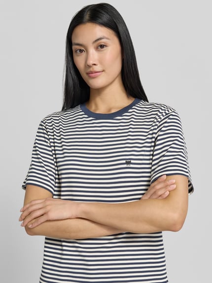 Frauenmodel trägt Regular Fit T-Shirt aus reiner Baumwolle Modell 'WKDVENACO' von Weekend Max Mara, Damen T-Shirt, Nahaufnahme Oberkörper.