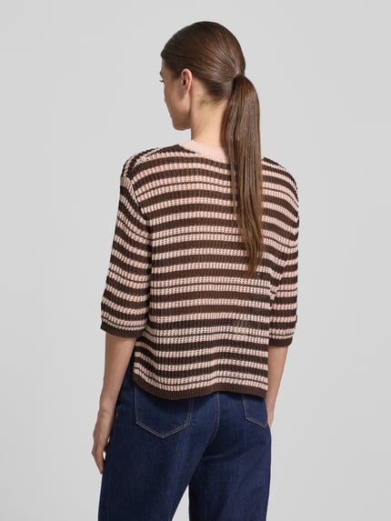 Kobiece modelka nosi Strickshirt mit 3/4-Arm Modell 'Punny' von OPUS z mieszanka bawełny, krój regular fit, okrągły dekolt, długość tyłu 48 cm, długość rękawów 33 cm, brązowe i różowe paski, widok całej sylwetki z tyłu.