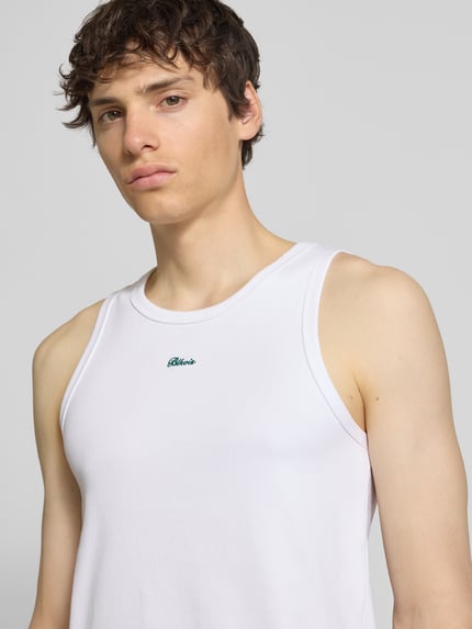Mannelijk model draagt tanktop in riblook met labelstitching van BLKVIS, mix van katoen en elastaan, slim fit, ruglengte maat M 63 cm, Nahaufnahme Oberkörper.