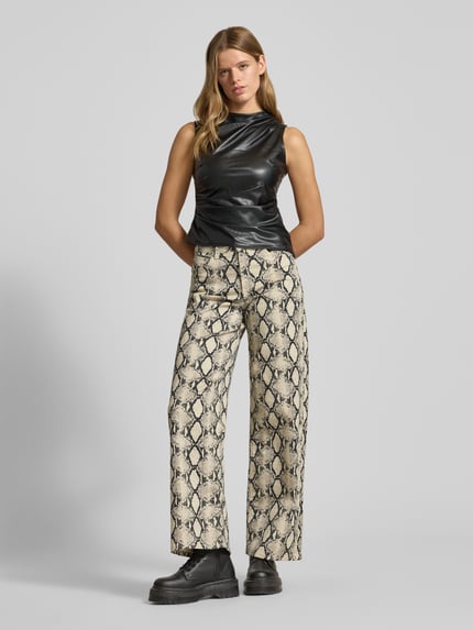 Vrouwenmodel draagt Top in leerlook met plooien Model 'DANDY' van Noisy May, nauw aansluitend model, asymmetrische look, ruglengte maat S 54 cm, zwart, glanzende structuur, Ganzkörperansicht van voren.